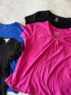 BUNDLE 4 various brands XL Women’s Pink/Blue/Black/Black Short Sleeve T’s.